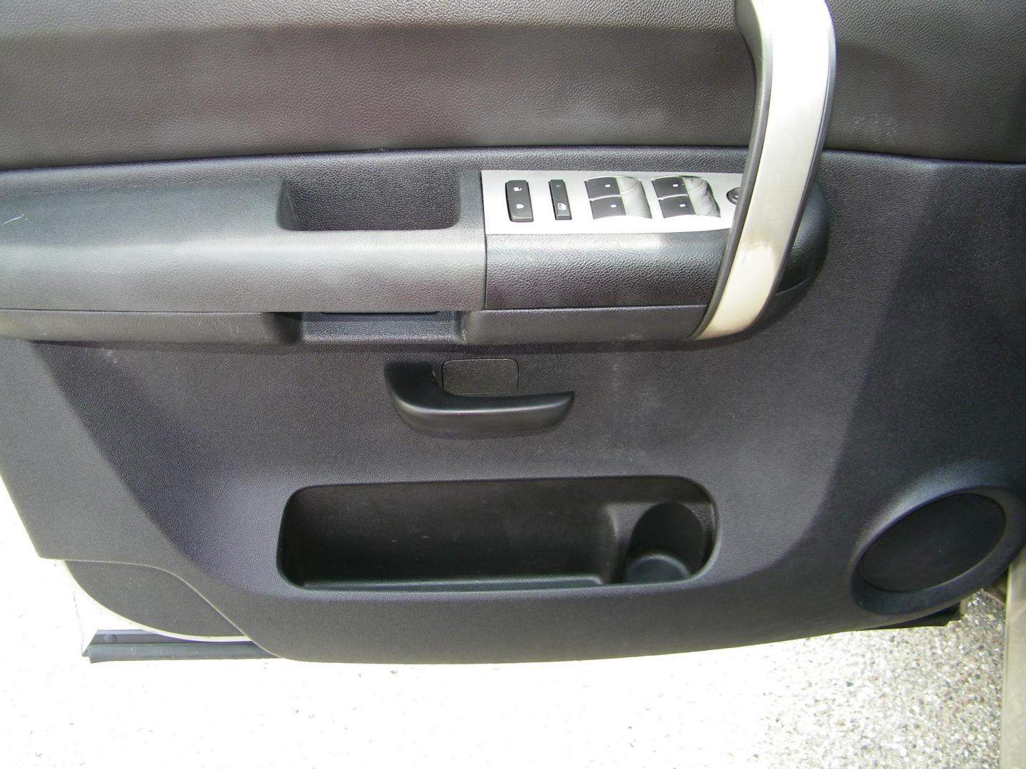 2009 Gold /Black GMC Sierra 1500 Work Truck Ext. Cab Long Box 2WD (2GTEC19C691) with an 4.8L V8 OHV 16V engine, 4-Speed Automatic transmission, located at 4000 Bee Ridge Road, Sarasota, FL, 34233, (941) 926-0300, 27.298664, -82.489151 - Photo#12