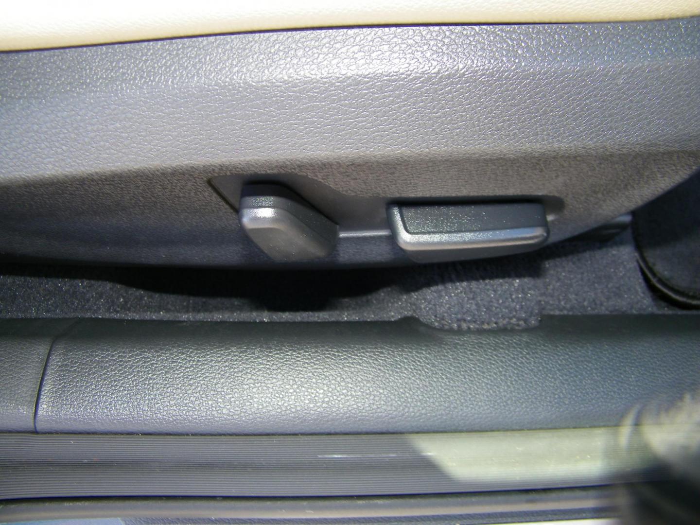 2015 Blue /Beige Hyundai Sonata Sport (5NPE34AF0FH) with an 2.4L L4 DOHC 16V engine, 6-Speed Automatic transmission, located at 4000 Bee Ridge Road, Sarasota, FL, 34233, (941) 926-0300, 27.298664, -82.489151 - Photo#15