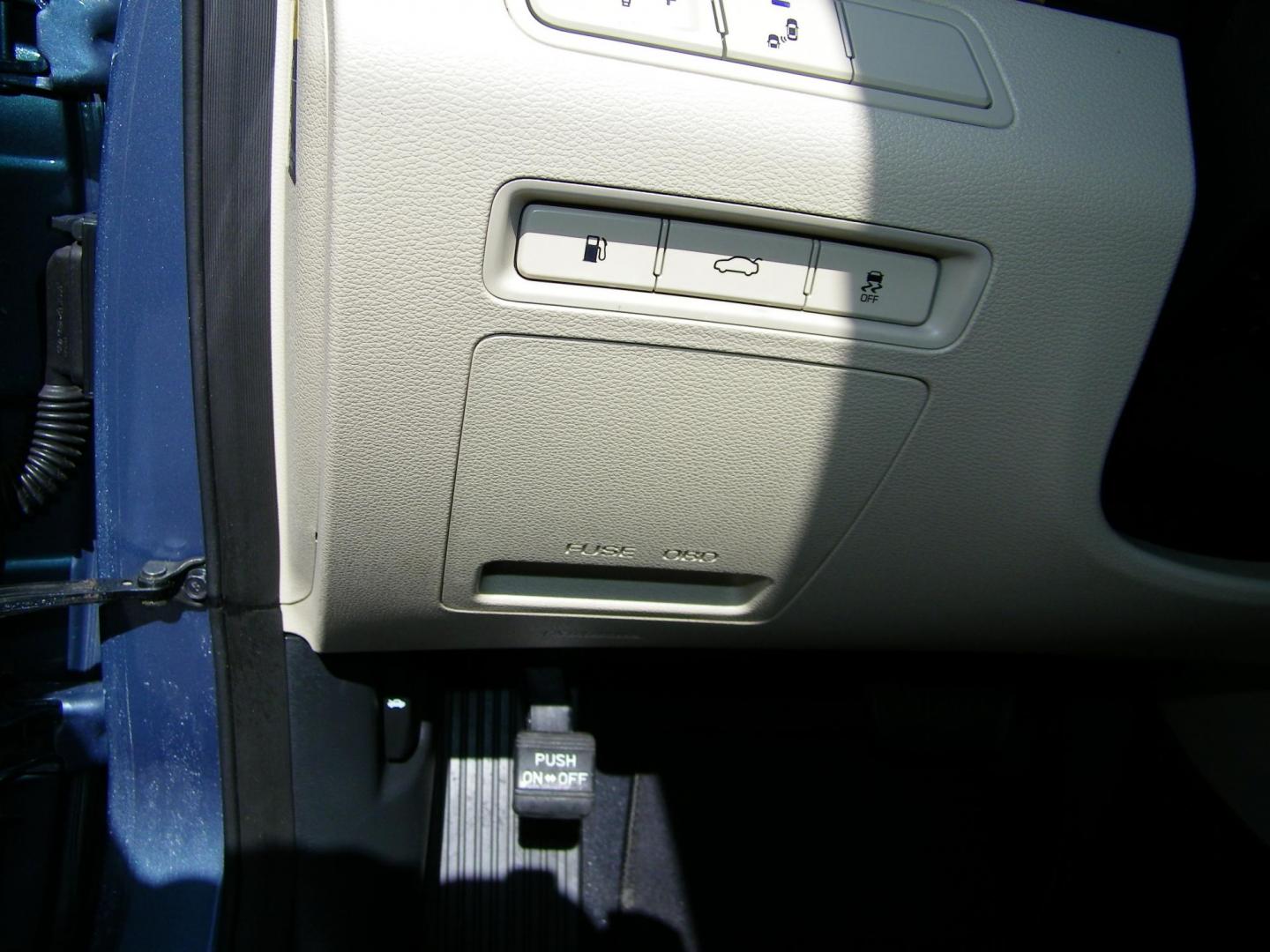 2015 Blue /Beige Hyundai Sonata Sport (5NPE34AF0FH) with an 2.4L L4 DOHC 16V engine, 6-Speed Automatic transmission, located at 4000 Bee Ridge Road, Sarasota, FL, 34233, (941) 926-0300, 27.298664, -82.489151 - Photo#19