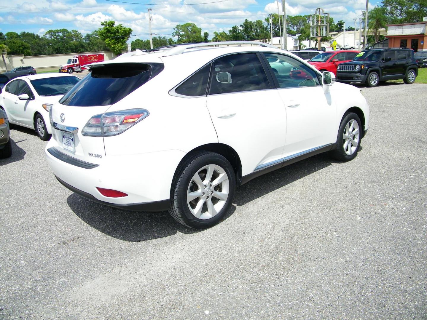 2011 White /Tan Lexus RX 350 FWD (JTJZK1BA4B2) with an 3.5L V6 DOHC 24V engine, 5-Speed Automatic transmission, located at 4000 Bee Ridge Road, Sarasota, FL, 34233, (941) 926-0300, 27.298664, -82.489151 - Photo#5