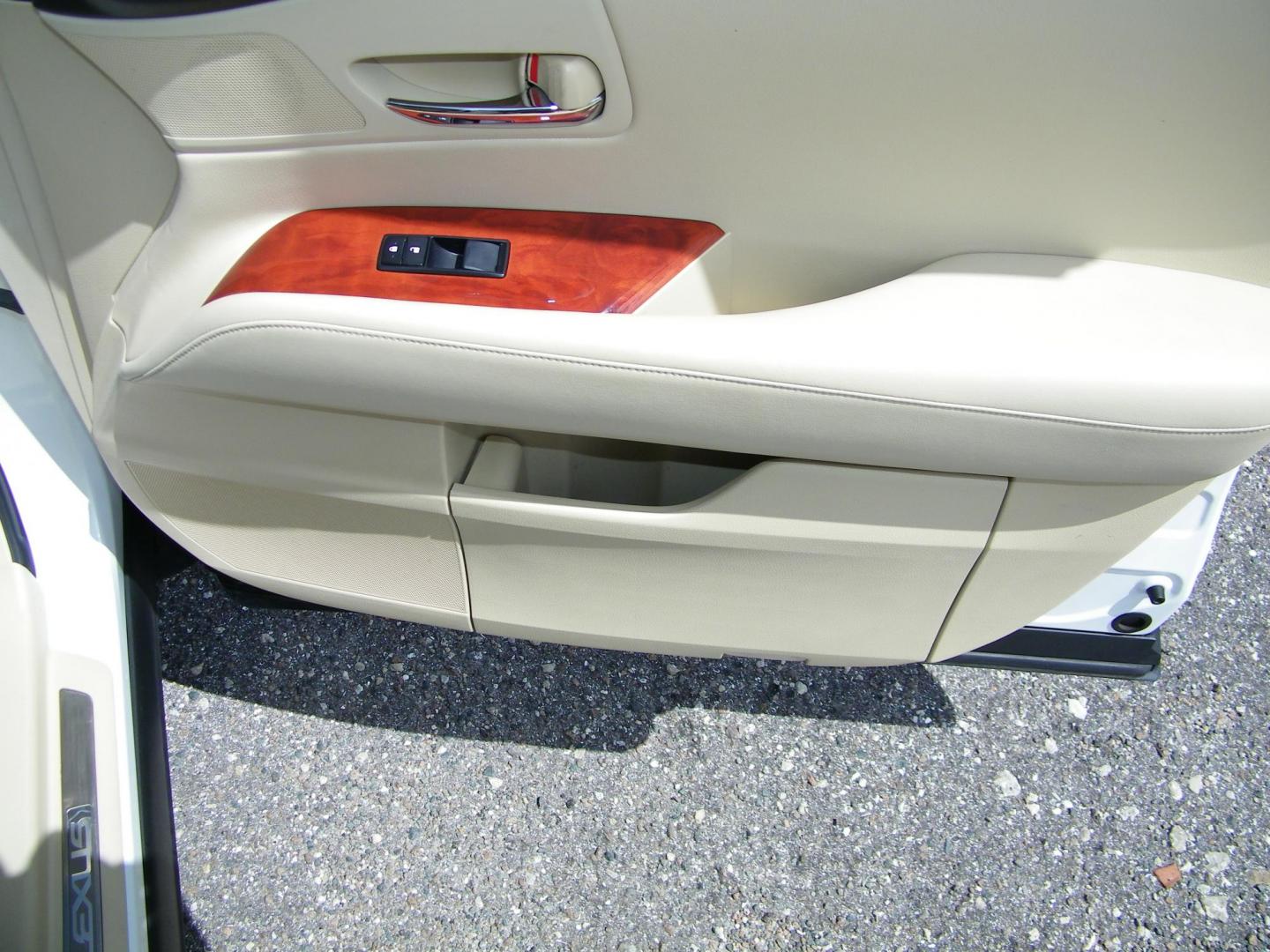 2011 White /Tan Lexus RX 350 FWD (JTJZK1BA4B2) with an 3.5L V6 DOHC 24V engine, 5-Speed Automatic transmission, located at 4000 Bee Ridge Road, Sarasota, FL, 34233, (941) 926-0300, 27.298664, -82.489151 - Photo#15