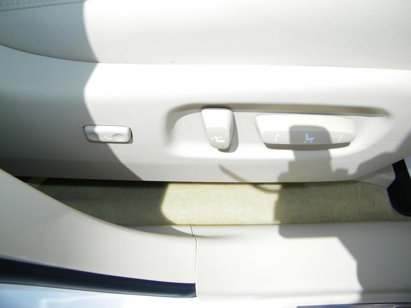 2011 White /Tan Lexus RX 350 FWD (JTJZK1BA4B2) with an 3.5L V6 DOHC 24V engine, 5-Speed Automatic transmission, located at 4000 Bee Ridge Road, Sarasota, FL, 34233, (941) 926-0300, 27.298664, -82.489151 - Photo#16