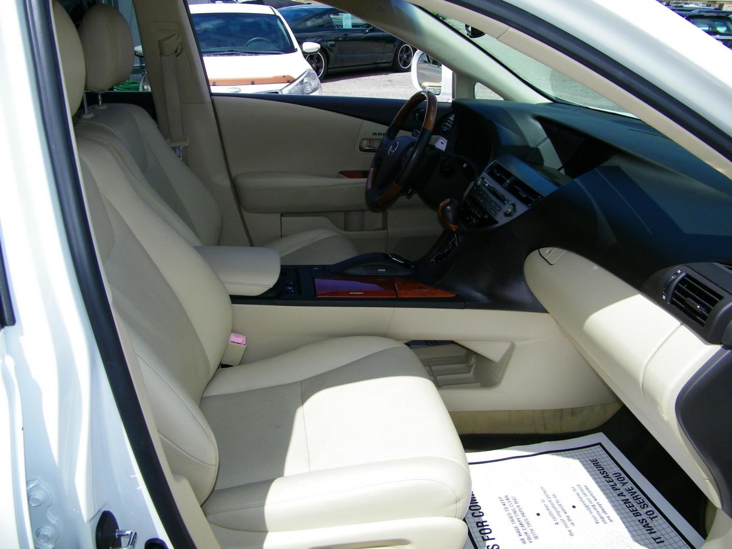 2011 White /Tan Lexus RX 350 FWD (JTJZK1BA4B2) with an 3.5L V6 DOHC 24V engine, 5-Speed Automatic transmission, located at 4000 Bee Ridge Road, Sarasota, FL, 34233, (941) 926-0300, 27.298664, -82.489151 - Photo#17