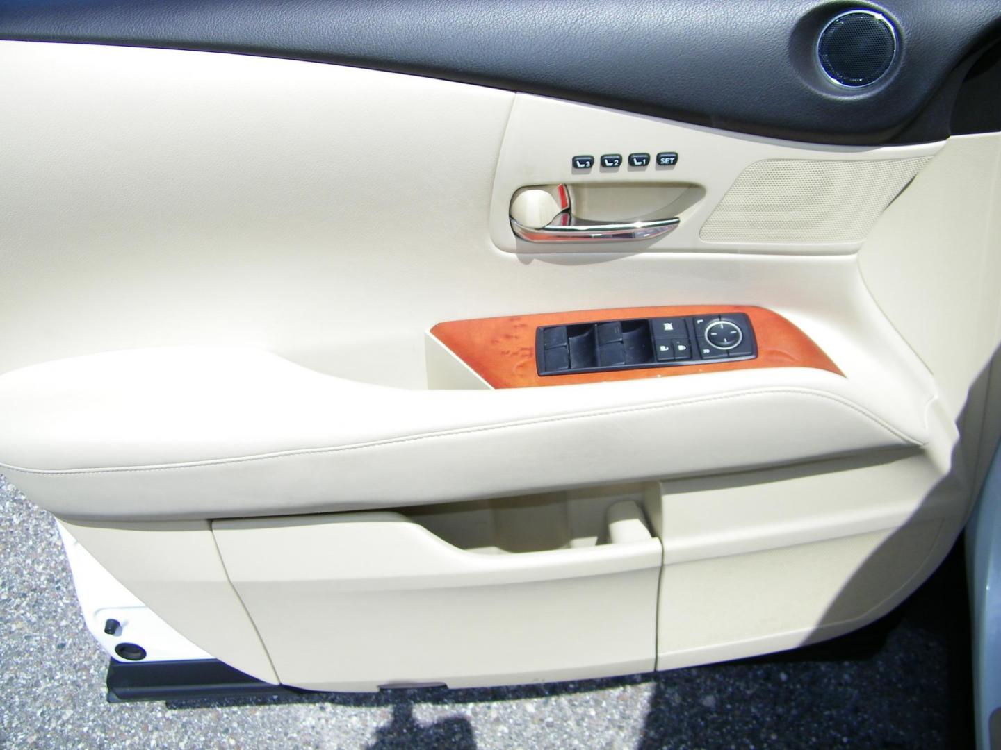 2011 White /Tan Lexus RX 350 FWD (JTJZK1BA4B2) with an 3.5L V6 DOHC 24V engine, 5-Speed Automatic transmission, located at 4000 Bee Ridge Road, Sarasota, FL, 34233, (941) 926-0300, 27.298664, -82.489151 - Photo#18