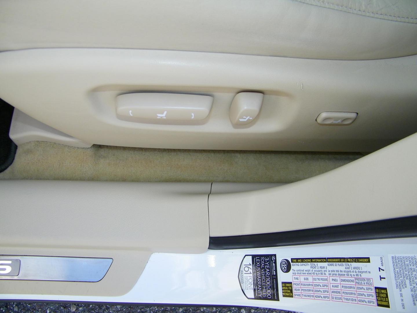 2011 White /Tan Lexus RX 350 FWD (JTJZK1BA4B2) with an 3.5L V6 DOHC 24V engine, 5-Speed Automatic transmission, located at 4000 Bee Ridge Road, Sarasota, FL, 34233, (941) 926-0300, 27.298664, -82.489151 - Photo#19