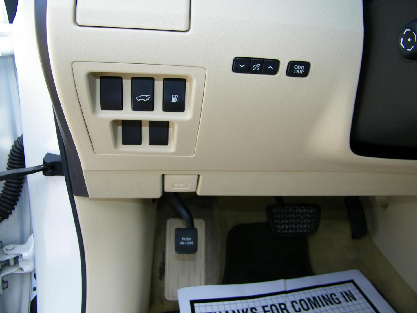 2011 White /Tan Lexus RX 350 FWD (JTJZK1BA4B2) with an 3.5L V6 DOHC 24V engine, 5-Speed Automatic transmission, located at 4000 Bee Ridge Road, Sarasota, FL, 34233, (941) 926-0300, 27.298664, -82.489151 - Photo#20