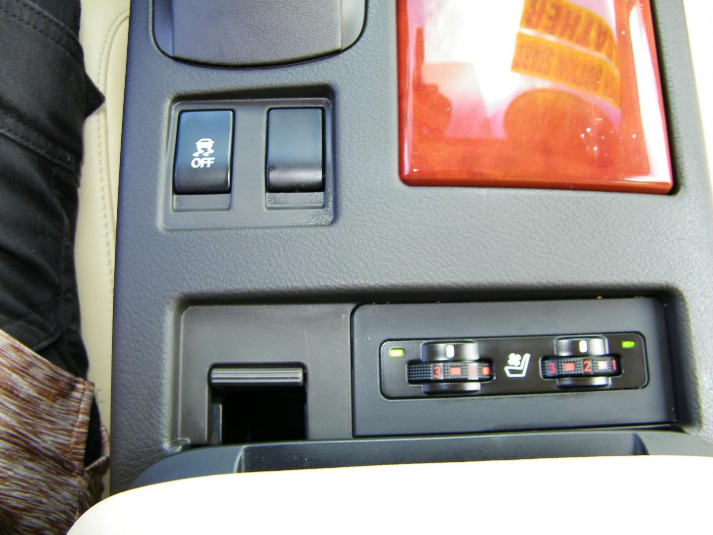 2011 White /Tan Lexus RX 350 FWD (JTJZK1BA4B2) with an 3.5L V6 DOHC 24V engine, 5-Speed Automatic transmission, located at 4000 Bee Ridge Road, Sarasota, FL, 34233, (941) 926-0300, 27.298664, -82.489151 - Photo#22