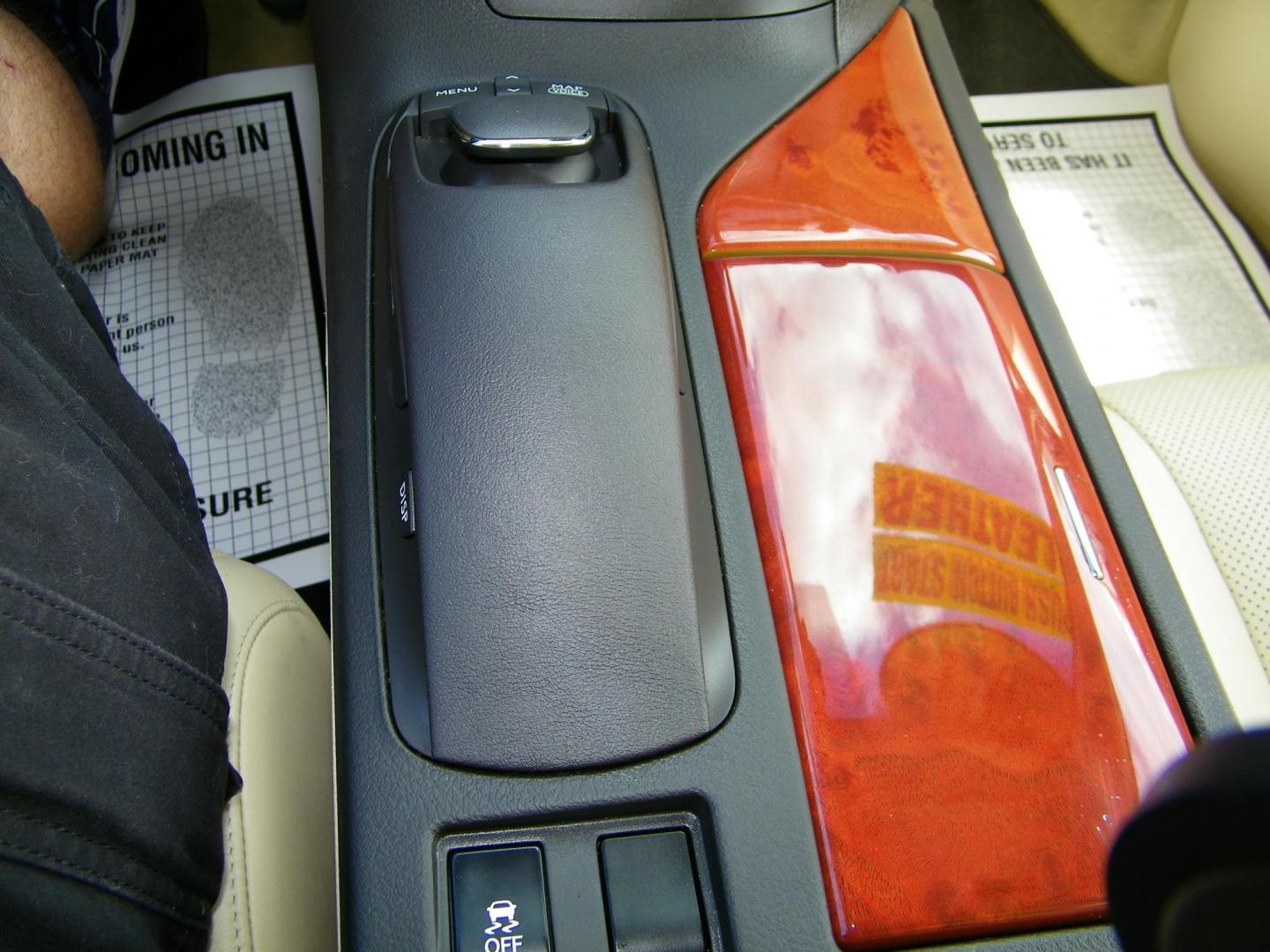 2011 White /Tan Lexus RX 350 FWD (JTJZK1BA4B2) with an 3.5L V6 DOHC 24V engine, 5-Speed Automatic transmission, located at 4000 Bee Ridge Road, Sarasota, FL, 34233, (941) 926-0300, 27.298664, -82.489151 - Photo#23