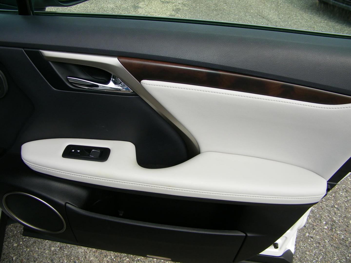 2021 White /Tan Lexus RX 350 FWD (2T2HZMAA8MC) with an 3.5L V6 DOHC 24V engine, 6A transmission, located at 4000 Bee Ridge Road, Sarasota, FL, 34233, (941) 926-0300, 27.298664, -82.489151 - Photo#17