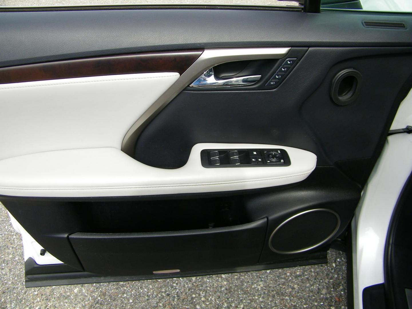 2021 White /Tan Lexus RX 350 FWD (2T2HZMAA8MC) with an 3.5L V6 DOHC 24V engine, 6A transmission, located at 4000 Bee Ridge Road, Sarasota, FL, 34233, (941) 926-0300, 27.298664, -82.489151 - Photo#20