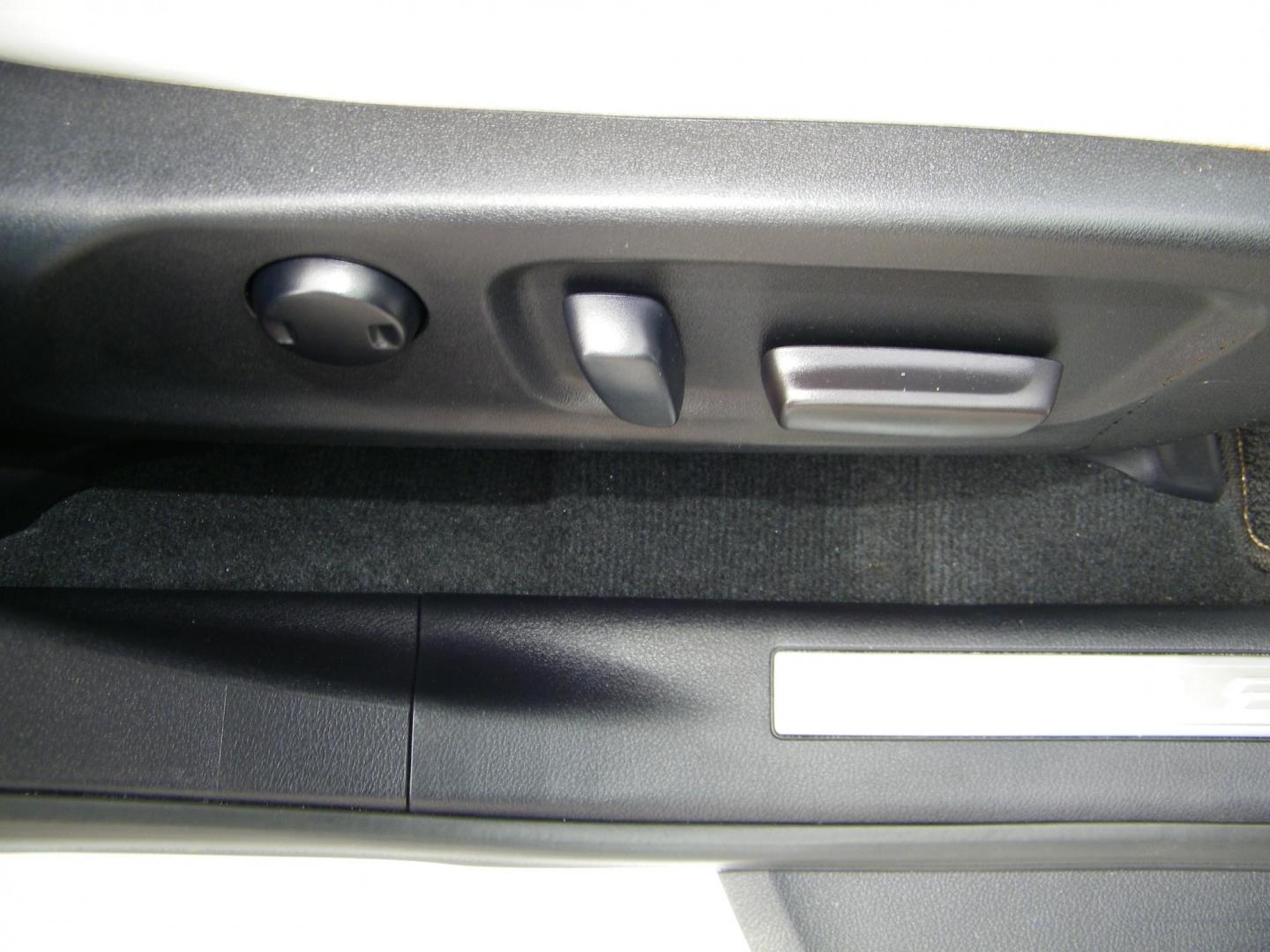 2021 White /Tan Lexus RX 350 FWD (2T2HZMAA8MC) with an 3.5L V6 DOHC 24V engine, 6A transmission, located at 4000 Bee Ridge Road, Sarasota, FL, 34233, (941) 926-0300, 27.298664, -82.489151 - Photo#18