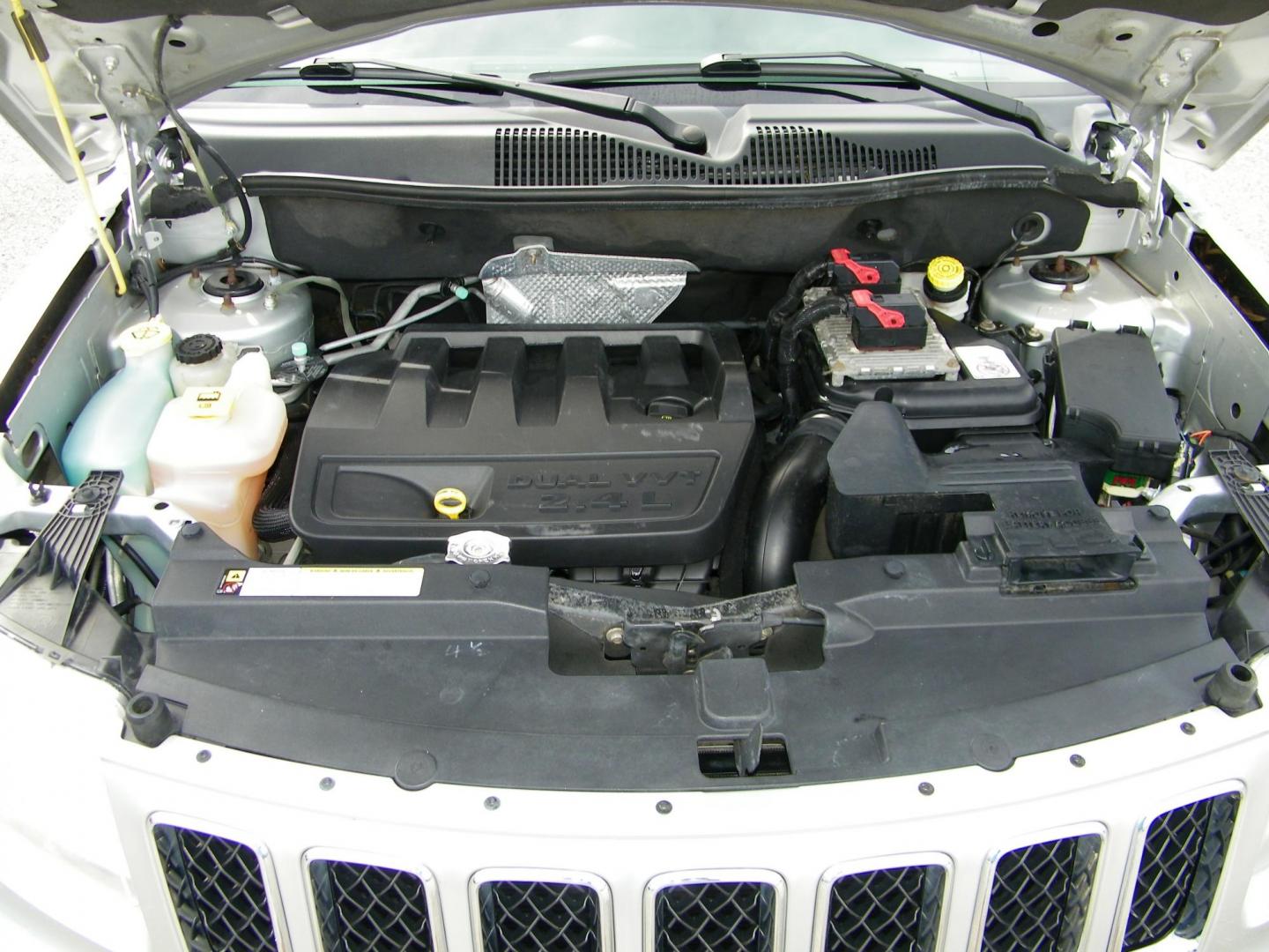 2012 Silver /Gray Jeep Compass Sport FWD (1C4NJCBB2CD) with an 2.4L L4 DOHC 16V engine, Automatic transmission, located at 4000 Bee Ridge Road, Sarasota, FL, 34233, (941) 926-0300, 27.298664, -82.489151 - Photo#9