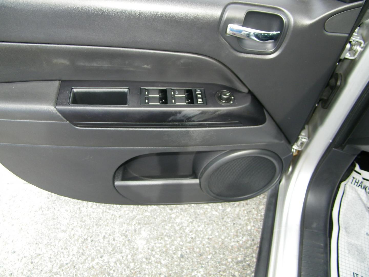 2012 Silver /Gray Jeep Compass Sport FWD (1C4NJCBB2CD) with an 2.4L L4 DOHC 16V engine, Automatic transmission, located at 4000 Bee Ridge Road, Sarasota, FL, 34233, (941) 926-0300, 27.298664, -82.489151 - Photo#15