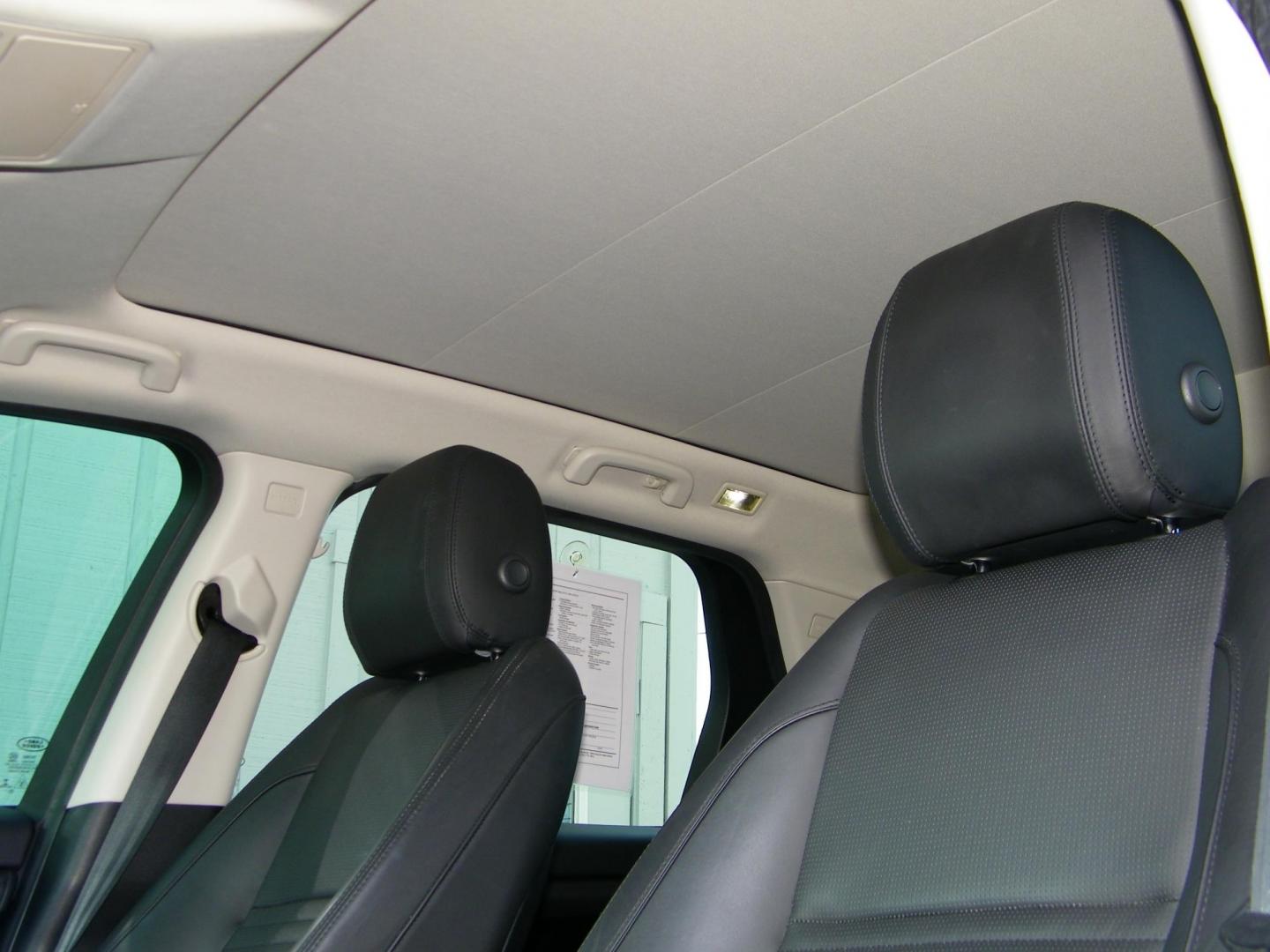 2020 Black /Black Land Rover Discovery Sport SE (SALCP2FX8LH) with an 2.0L L4 DOHC 16V engine, 9A transmission, located at 4000 Bee Ridge Road, Sarasota, FL, 34233, (941) 926-0300, 27.298664, -82.489151 - Photo#8