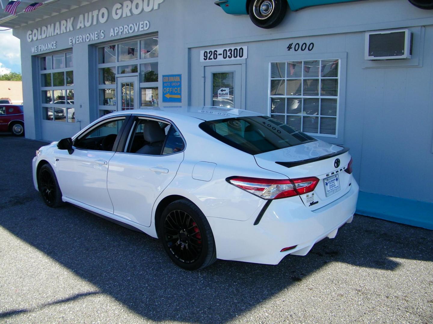 2020 White /Gray Toyota Camry SE (4T1G11AK2LU) with an 2.5L L4 DOHC 16V engine, 8A transmission, located at 4000 Bee Ridge Road, Sarasota, FL, 34233, (941) 926-0300, 27.298664, -82.489151 - Photo#2