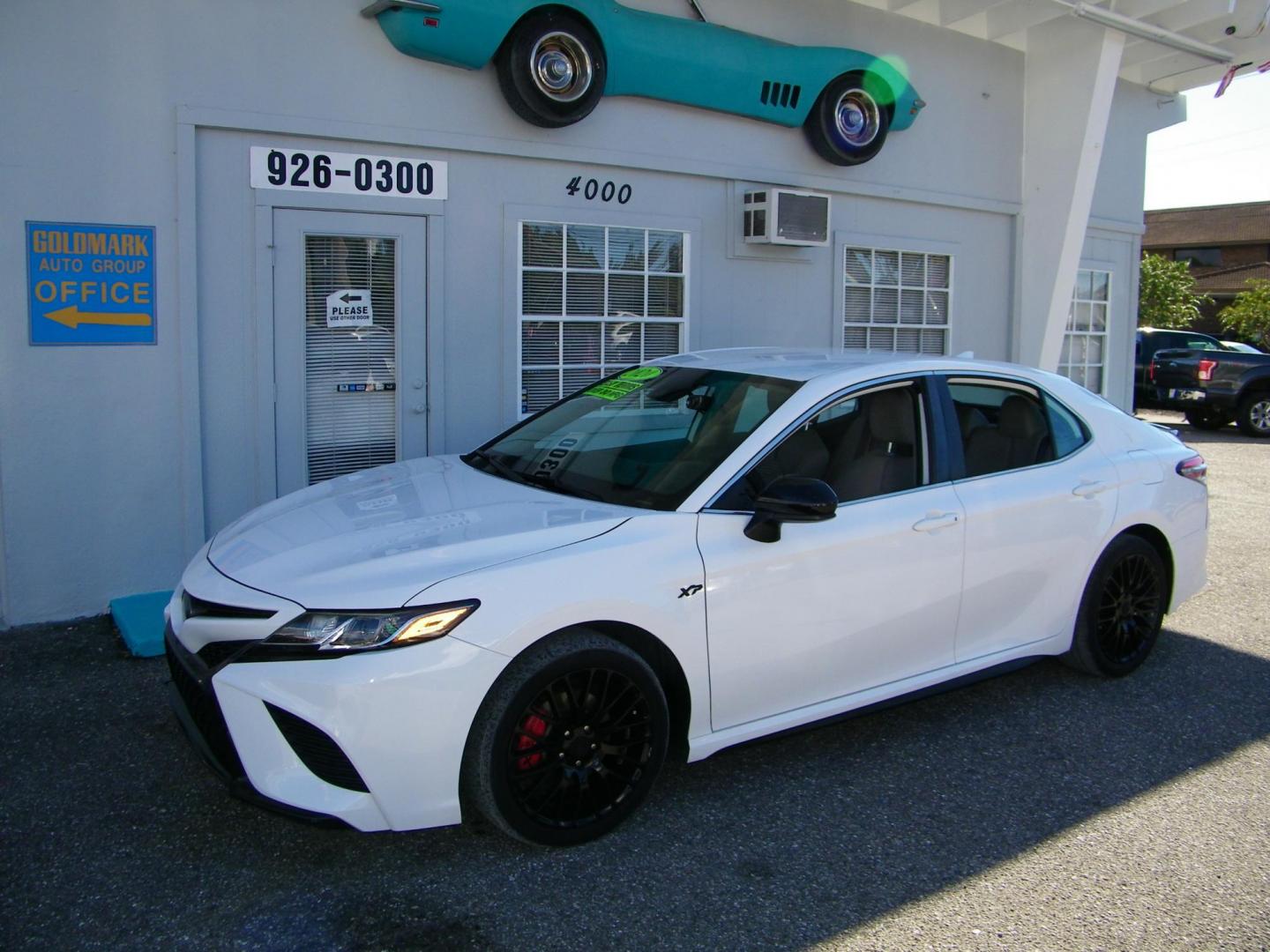 2020 White /Gray Toyota Camry SE (4T1G11AK2LU) with an 2.5L L4 DOHC 16V engine, 8A transmission, located at 4000 Bee Ridge Road, Sarasota, FL, 34233, (941) 926-0300, 27.298664, -82.489151 - Photo#4