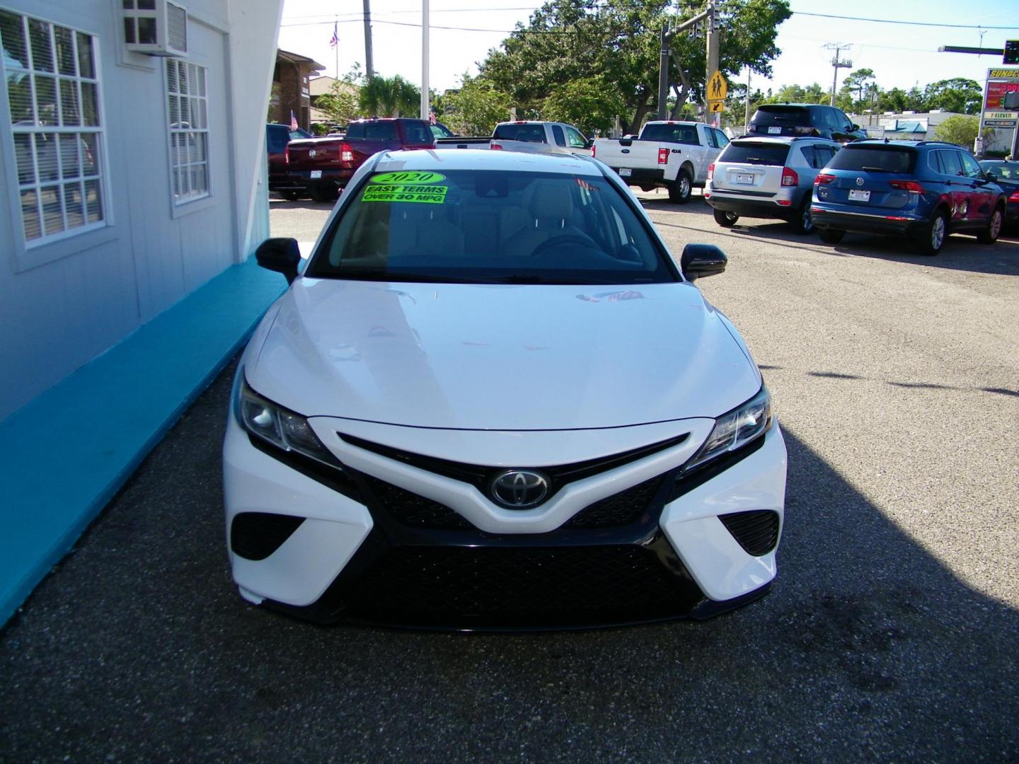 2020 White /Gray Toyota Camry SE (4T1G11AK2LU) with an 2.5L L4 DOHC 16V engine, 8A transmission, located at 4000 Bee Ridge Road, Sarasota, FL, 34233, (941) 926-0300, 27.298664, -82.489151 - Photo#1