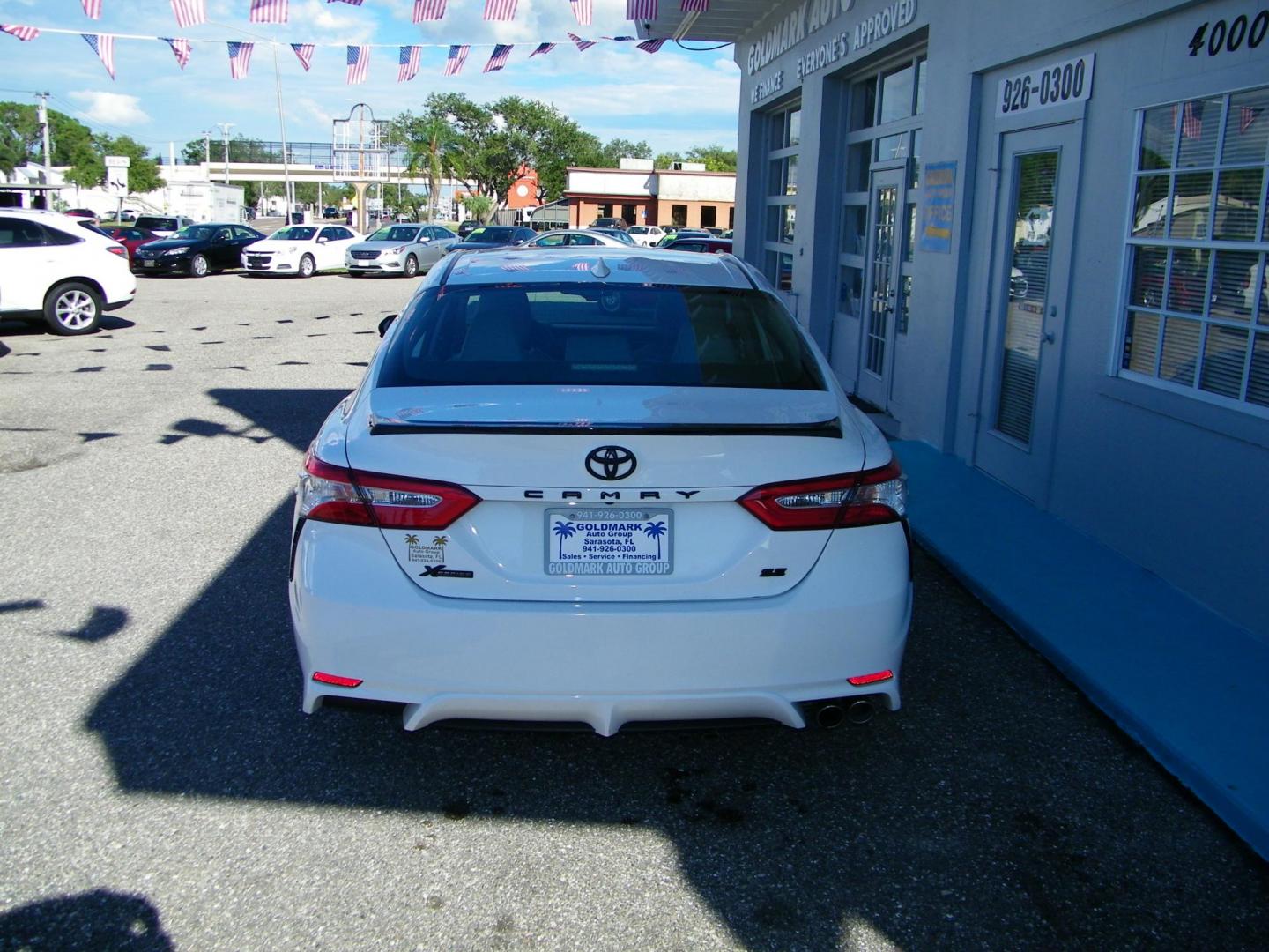 2020 White /Gray Toyota Camry SE (4T1G11AK2LU) with an 2.5L L4 DOHC 16V engine, 8A transmission, located at 4000 Bee Ridge Road, Sarasota, FL, 34233, (941) 926-0300, 27.298664, -82.489151 - Photo#3