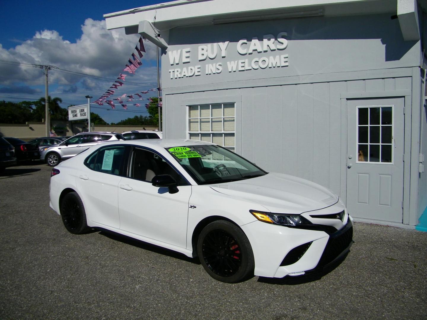 2020 White /Gray Toyota Camry SE (4T1G11AK2LU) with an 2.5L L4 DOHC 16V engine, 8A transmission, located at 4000 Bee Ridge Road, Sarasota, FL, 34233, (941) 926-0300, 27.298664, -82.489151 - Photo#6