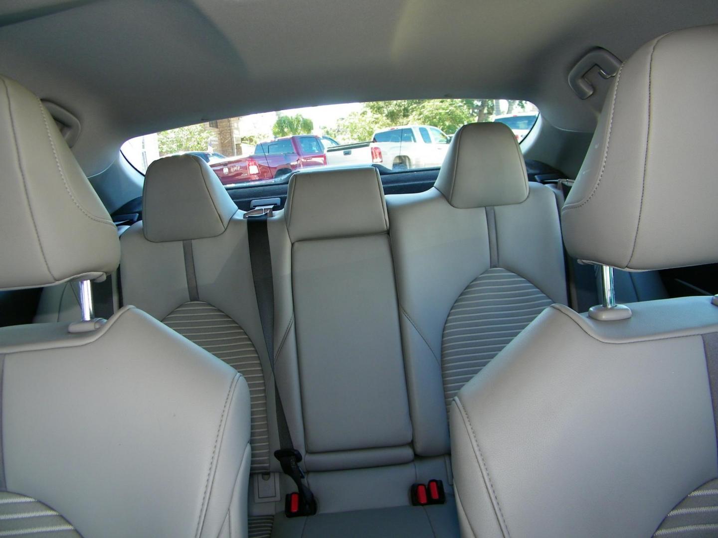 2020 White /Gray Toyota Camry SE (4T1G11AK2LU) with an 2.5L L4 DOHC 16V engine, 8A transmission, located at 4000 Bee Ridge Road, Sarasota, FL, 34233, (941) 926-0300, 27.298664, -82.489151 - Photo#7