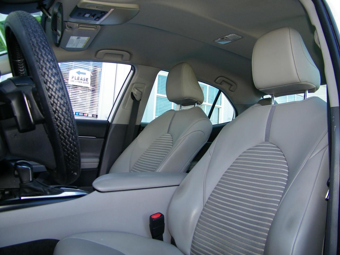 2020 White /Gray Toyota Camry SE (4T1G11AK2LU) with an 2.5L L4 DOHC 16V engine, 8A transmission, located at 4000 Bee Ridge Road, Sarasota, FL, 34233, (941) 926-0300, 27.298664, -82.489151 - Photo#8