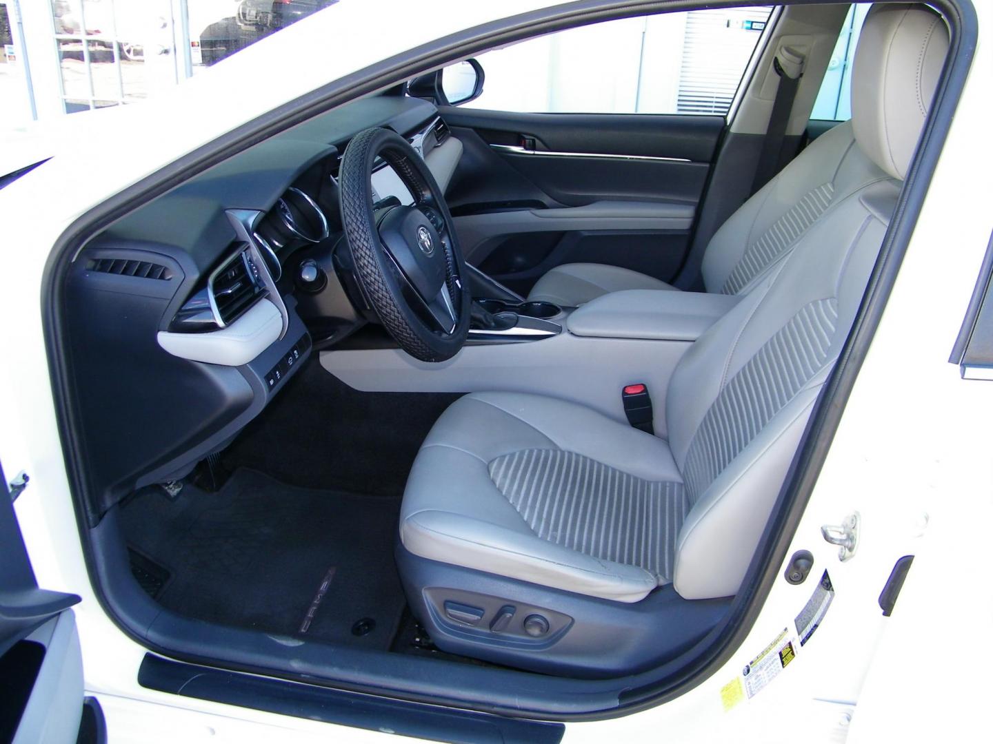 2020 White /Gray Toyota Camry SE (4T1G11AK2LU) with an 2.5L L4 DOHC 16V engine, 8A transmission, located at 4000 Bee Ridge Road, Sarasota, FL, 34233, (941) 926-0300, 27.298664, -82.489151 - Photo#9