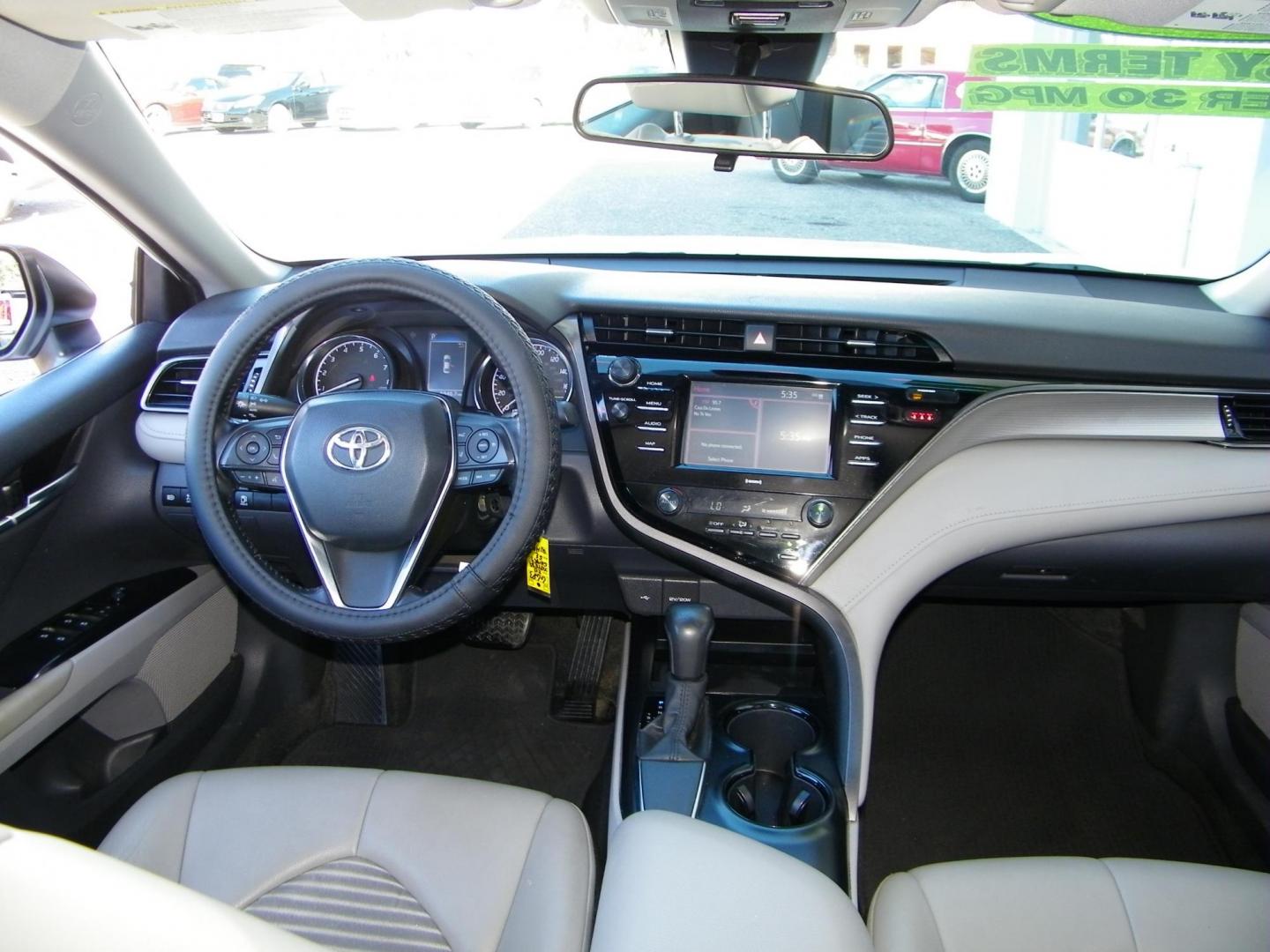 2020 White /Gray Toyota Camry SE (4T1G11AK2LU) with an 2.5L L4 DOHC 16V engine, 8A transmission, located at 4000 Bee Ridge Road, Sarasota, FL, 34233, (941) 926-0300, 27.298664, -82.489151 - Photo#10