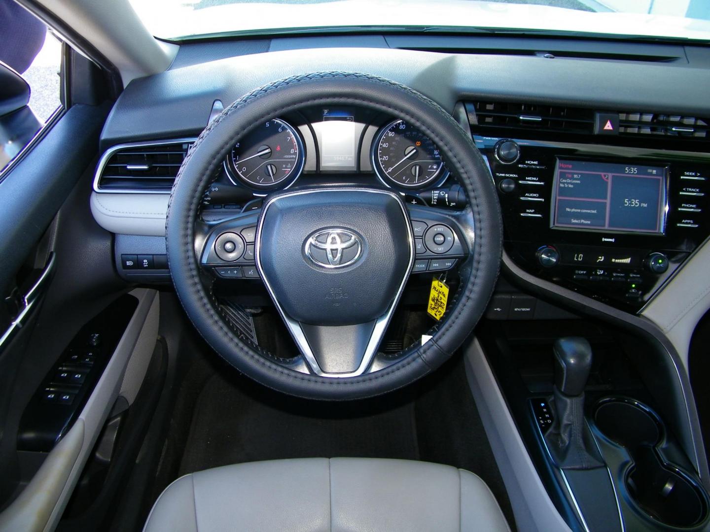 2020 White /Gray Toyota Camry SE (4T1G11AK2LU) with an 2.5L L4 DOHC 16V engine, 8A transmission, located at 4000 Bee Ridge Road, Sarasota, FL, 34233, (941) 926-0300, 27.298664, -82.489151 - Photo#12