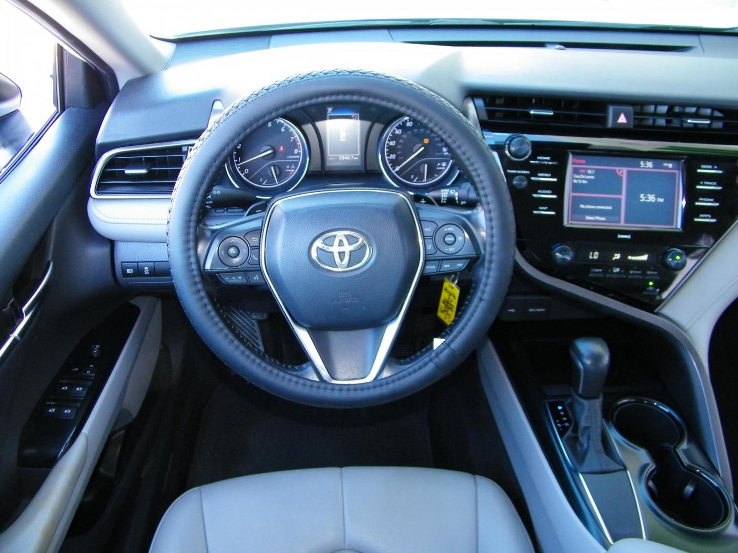 2020 White /Gray Toyota Camry SE (4T1G11AK2LU) with an 2.5L L4 DOHC 16V engine, 8A transmission, located at 4000 Bee Ridge Road, Sarasota, FL, 34233, (941) 926-0300, 27.298664, -82.489151 - Photo#13