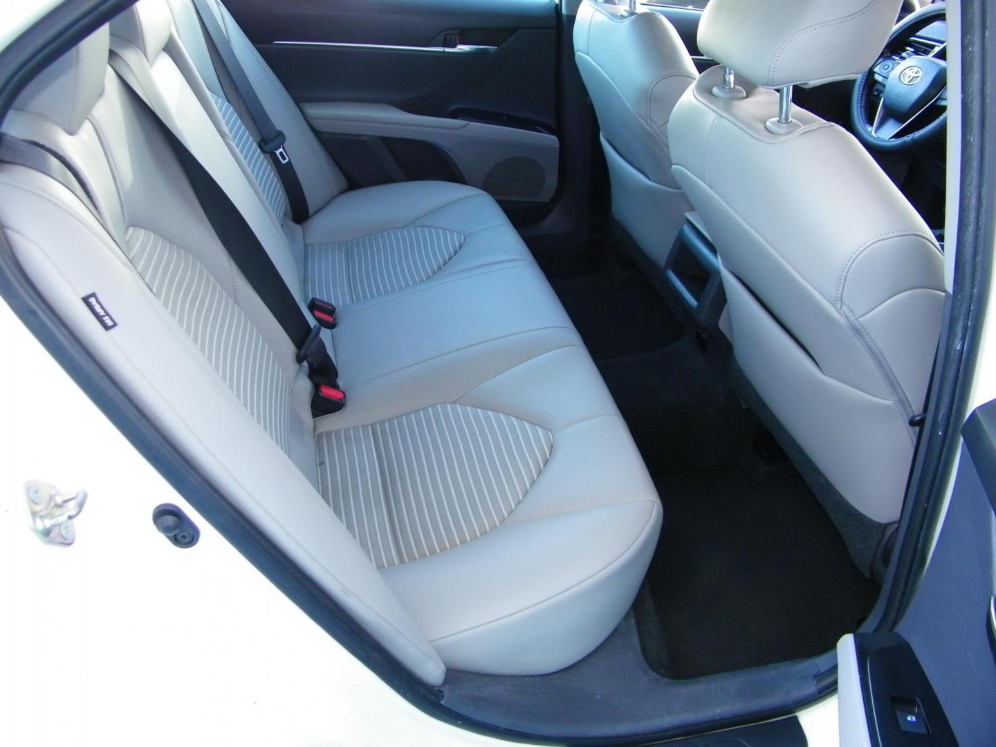 2020 White /Gray Toyota Camry SE (4T1G11AK2LU) with an 2.5L L4 DOHC 16V engine, 8A transmission, located at 4000 Bee Ridge Road, Sarasota, FL, 34233, (941) 926-0300, 27.298664, -82.489151 - Photo#14