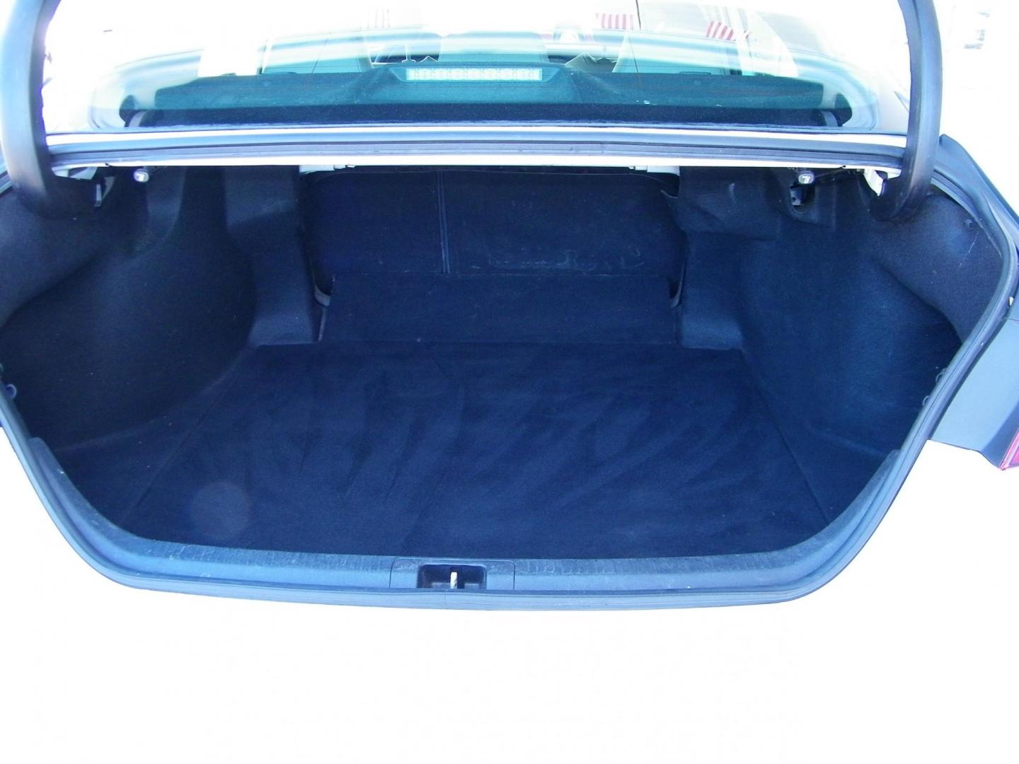 2020 White /Gray Toyota Camry SE (4T1G11AK2LU) with an 2.5L L4 DOHC 16V engine, 8A transmission, located at 4000 Bee Ridge Road, Sarasota, FL, 34233, (941) 926-0300, 27.298664, -82.489151 - Photo#16