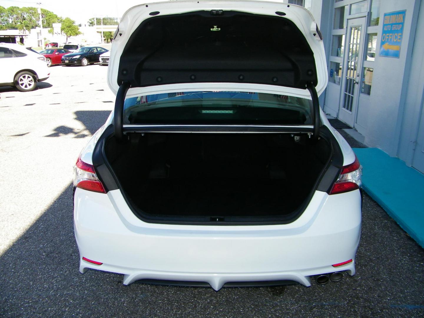 2020 White /Gray Toyota Camry SE (4T1G11AK2LU) with an 2.5L L4 DOHC 16V engine, 8A transmission, located at 4000 Bee Ridge Road, Sarasota, FL, 34233, (941) 926-0300, 27.298664, -82.489151 - Photo#15