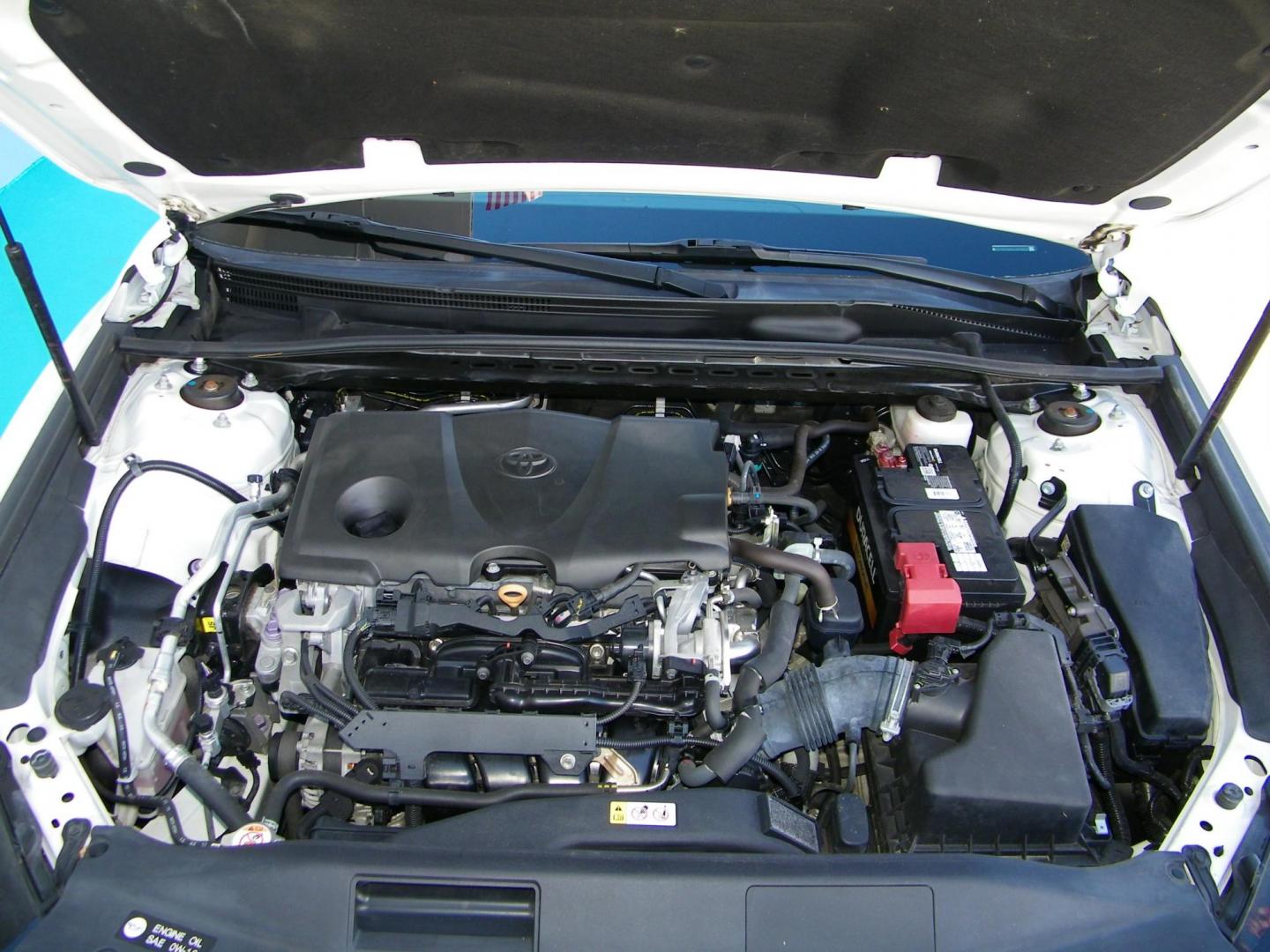 2020 White /Gray Toyota Camry SE (4T1G11AK2LU) with an 2.5L L4 DOHC 16V engine, 8A transmission, located at 4000 Bee Ridge Road, Sarasota, FL, 34233, (941) 926-0300, 27.298664, -82.489151 - Photo#17