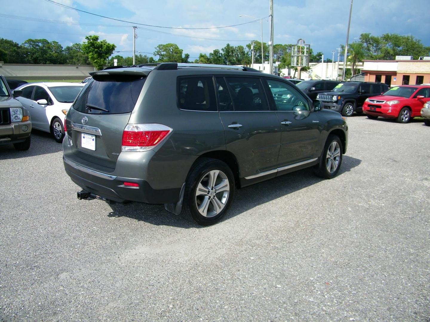 2011 Green /Beige Toyota Highlander Limited 4WD (5TDDK3EH3BS) with an 3.5L V6 DOHC 24V engine, 5-Speed Automatic transmission, located at 4000 Bee Ridge Road, Sarasota, FL, 34233, (941) 926-0300, 27.298664, -82.489151 - Photo#5