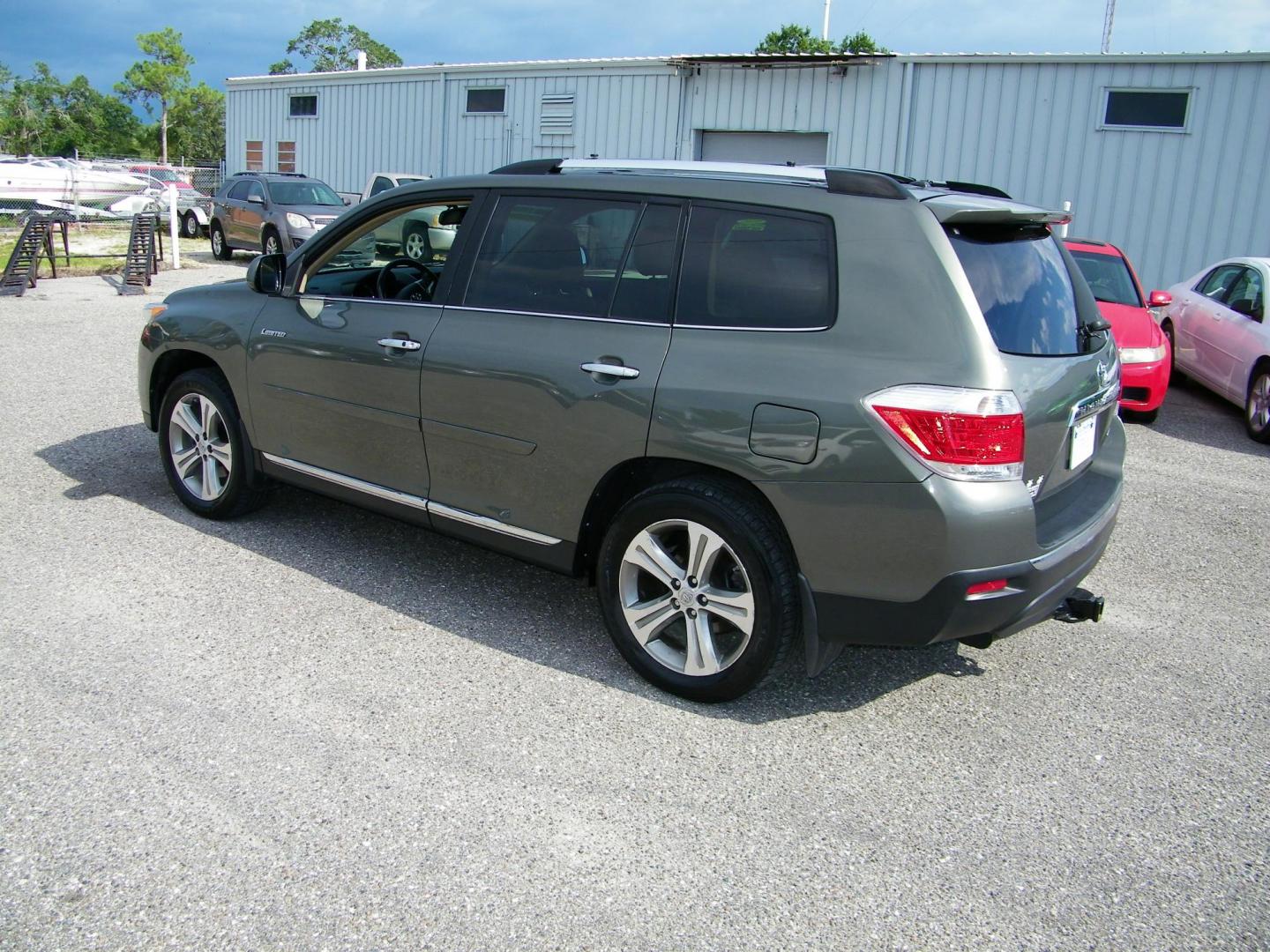 2011 Green /Beige Toyota Highlander Limited 4WD (5TDDK3EH3BS) with an 3.5L V6 DOHC 24V engine, 5-Speed Automatic transmission, located at 4000 Bee Ridge Road, Sarasota, FL, 34233, (941) 926-0300, 27.298664, -82.489151 - Photo#3
