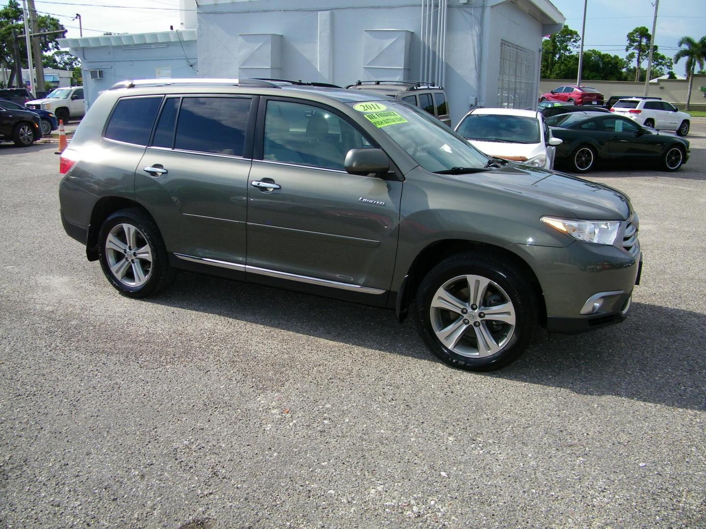 2011 Green /Beige Toyota Highlander Limited 4WD (5TDDK3EH3BS) with an 3.5L V6 DOHC 24V engine, 5-Speed Automatic transmission, located at 4000 Bee Ridge Road, Sarasota, FL, 34233, (941) 926-0300, 27.298664, -82.489151 - Photo#7