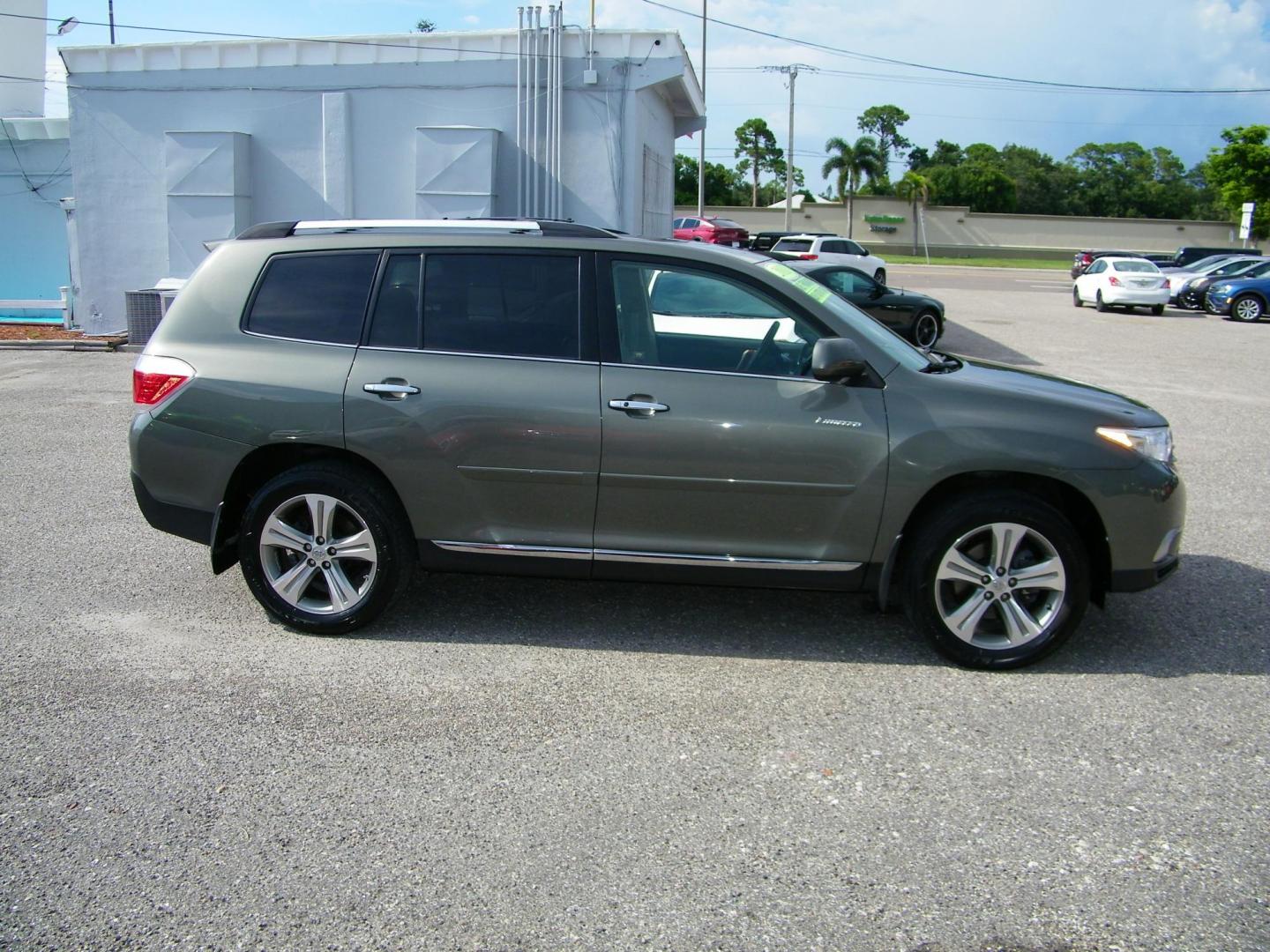 2011 Green /Beige Toyota Highlander Limited 4WD (5TDDK3EH3BS) with an 3.5L V6 DOHC 24V engine, 5-Speed Automatic transmission, located at 4000 Bee Ridge Road, Sarasota, FL, 34233, (941) 926-0300, 27.298664, -82.489151 - Photo#6