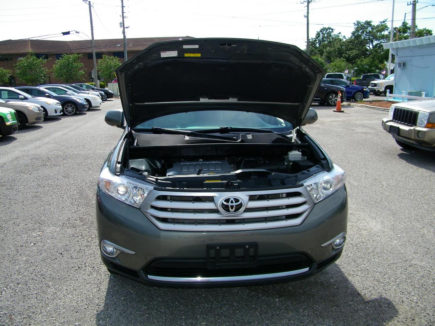 2011 Green /Beige Toyota Highlander Limited 4WD (5TDDK3EH3BS) with an 3.5L V6 DOHC 24V engine, 5-Speed Automatic transmission, located at 4000 Bee Ridge Road, Sarasota, FL, 34233, (941) 926-0300, 27.298664, -82.489151 - Photo#9