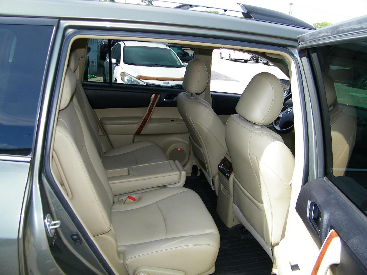 2011 Green /Beige Toyota Highlander Limited 4WD (5TDDK3EH3BS) with an 3.5L V6 DOHC 24V engine, 5-Speed Automatic transmission, located at 4000 Bee Ridge Road, Sarasota, FL, 34233, (941) 926-0300, 27.298664, -82.489151 - Photo#13