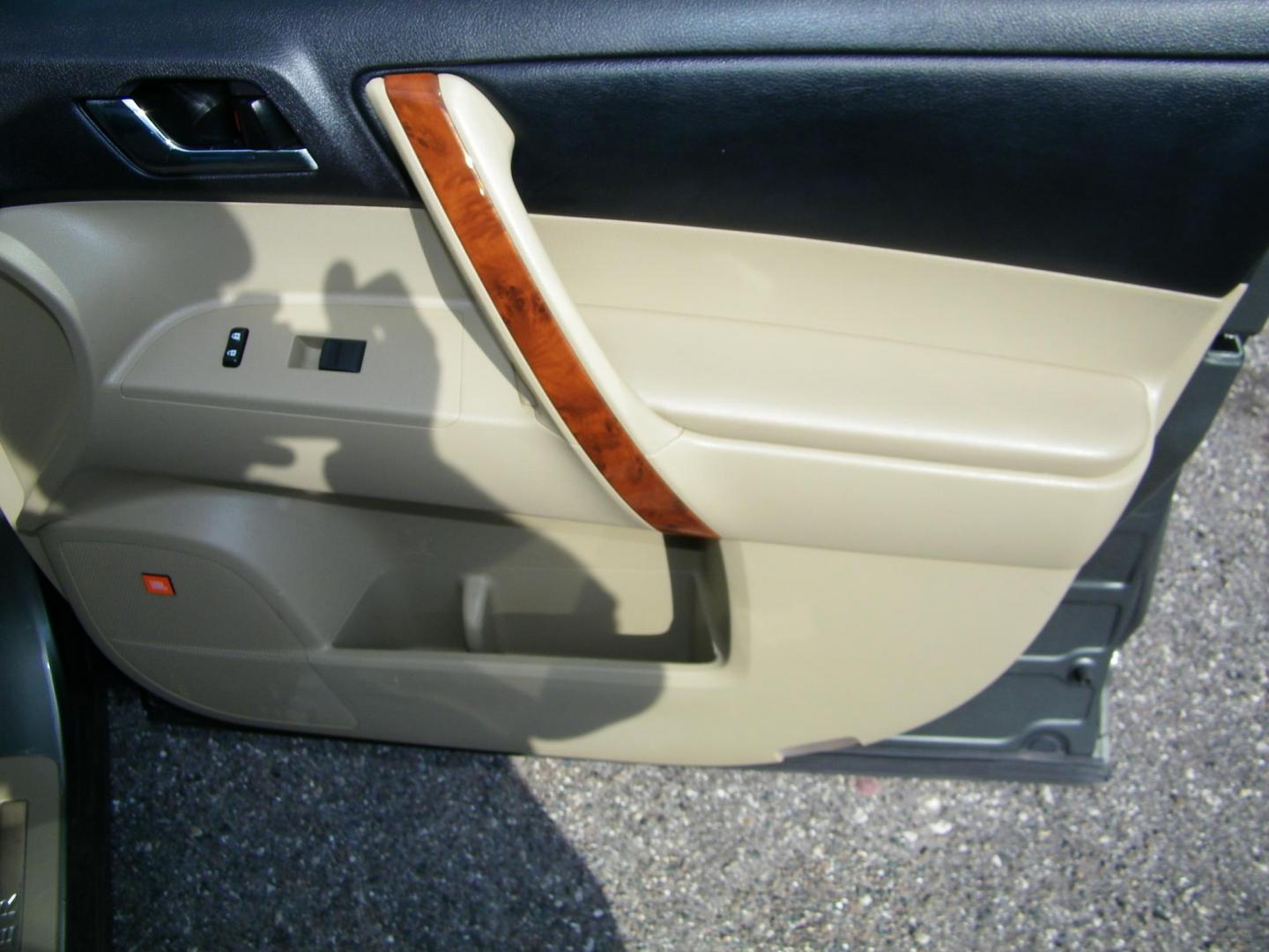 2011 Green /Beige Toyota Highlander Limited 4WD (5TDDK3EH3BS) with an 3.5L V6 DOHC 24V engine, 5-Speed Automatic transmission, located at 4000 Bee Ridge Road, Sarasota, FL, 34233, (941) 926-0300, 27.298664, -82.489151 - Photo#15