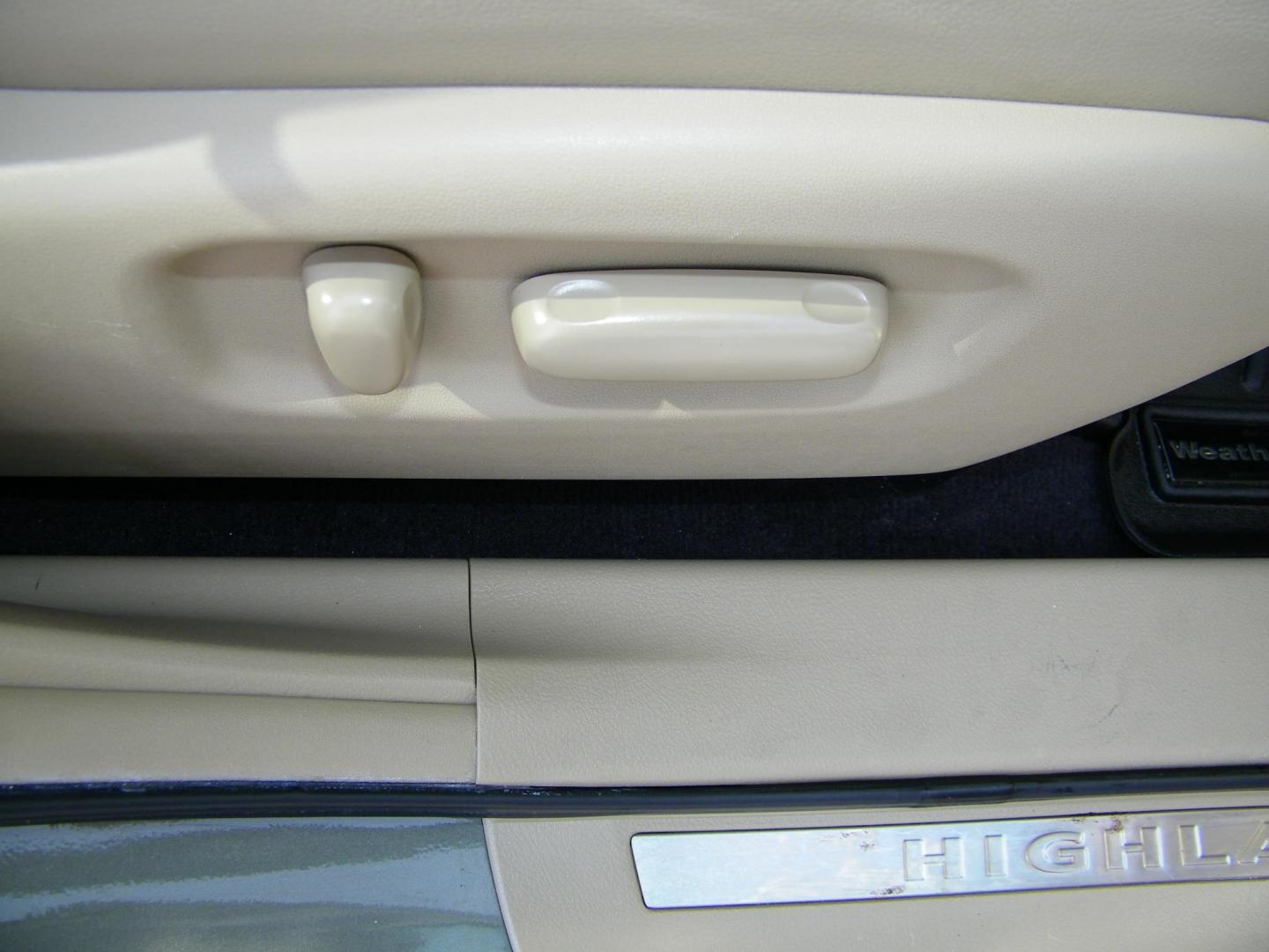 2011 Green /Beige Toyota Highlander Limited 4WD (5TDDK3EH3BS) with an 3.5L V6 DOHC 24V engine, 5-Speed Automatic transmission, located at 4000 Bee Ridge Road, Sarasota, FL, 34233, (941) 926-0300, 27.298664, -82.489151 - Photo#16