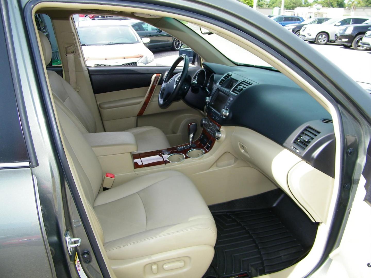 2011 Green /Beige Toyota Highlander Limited 4WD (5TDDK3EH3BS) with an 3.5L V6 DOHC 24V engine, 5-Speed Automatic transmission, located at 4000 Bee Ridge Road, Sarasota, FL, 34233, (941) 926-0300, 27.298664, -82.489151 - Photo#17