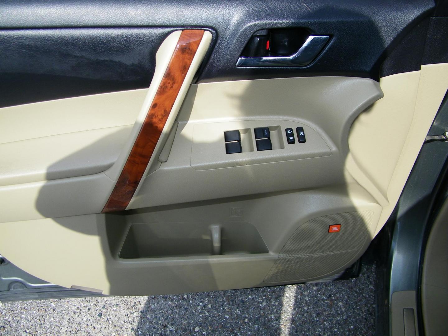 2011 Green /Beige Toyota Highlander Limited 4WD (5TDDK3EH3BS) with an 3.5L V6 DOHC 24V engine, 5-Speed Automatic transmission, located at 4000 Bee Ridge Road, Sarasota, FL, 34233, (941) 926-0300, 27.298664, -82.489151 - Photo#18