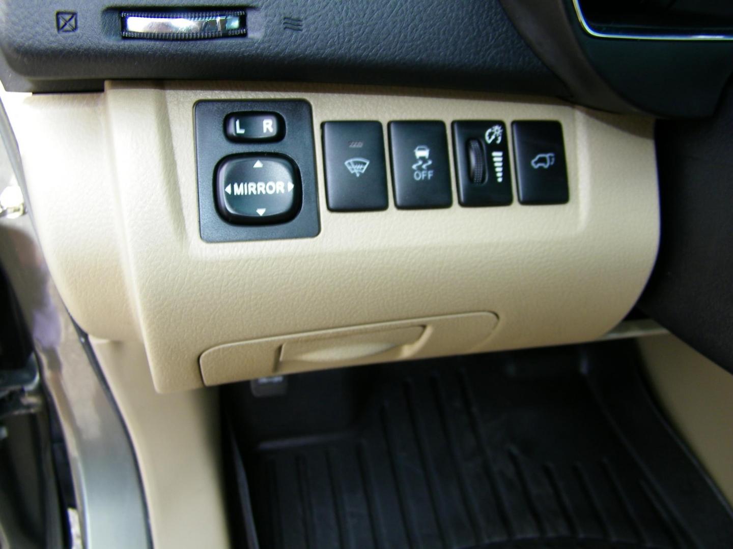 2011 Green /Beige Toyota Highlander Limited 4WD (5TDDK3EH3BS) with an 3.5L V6 DOHC 24V engine, 5-Speed Automatic transmission, located at 4000 Bee Ridge Road, Sarasota, FL, 34233, (941) 926-0300, 27.298664, -82.489151 - Photo#20