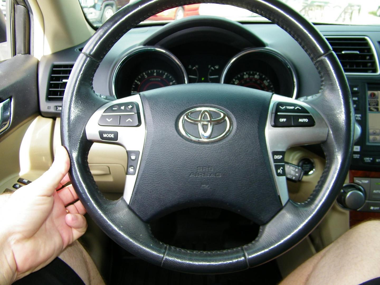 2011 Green /Beige Toyota Highlander Limited 4WD (5TDDK3EH3BS) with an 3.5L V6 DOHC 24V engine, 5-Speed Automatic transmission, located at 4000 Bee Ridge Road, Sarasota, FL, 34233, (941) 926-0300, 27.298664, -82.489151 - Photo#30