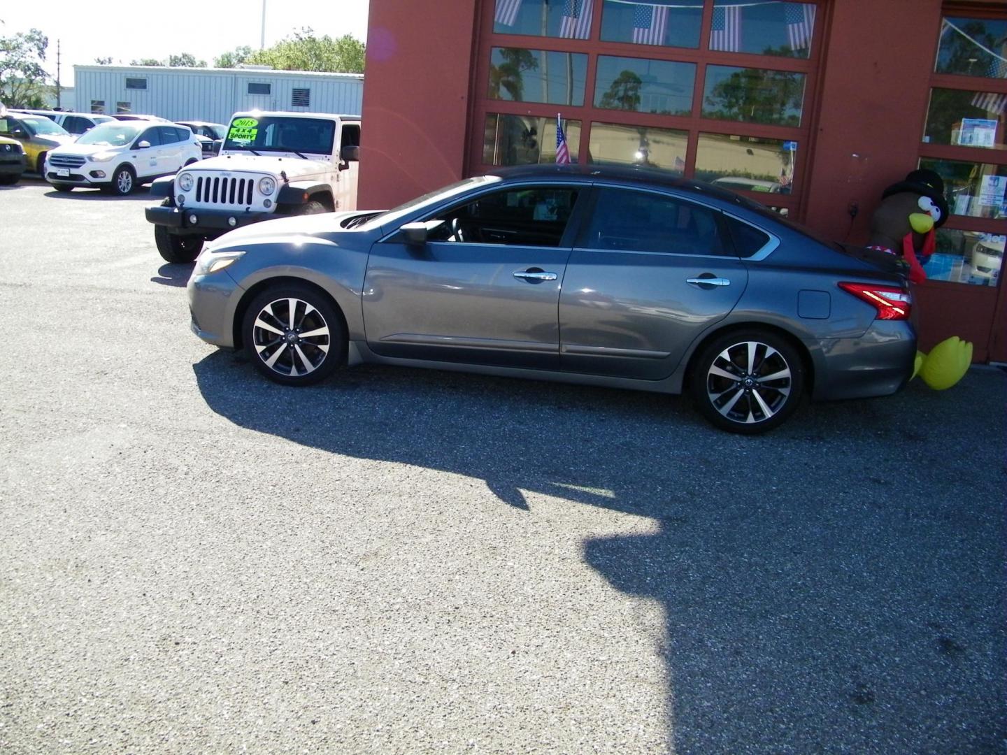 2016 Grey /Gray Nissan Altima 2.5 SL (1N4AL3AP3GN) with an 2.5L L4 DOHC 16V engine, CVT transmission, located at 4000 Bee Ridge Road, Sarasota, FL, 34233, (941) 926-0300, 27.298664, -82.489151 - Photo#2
