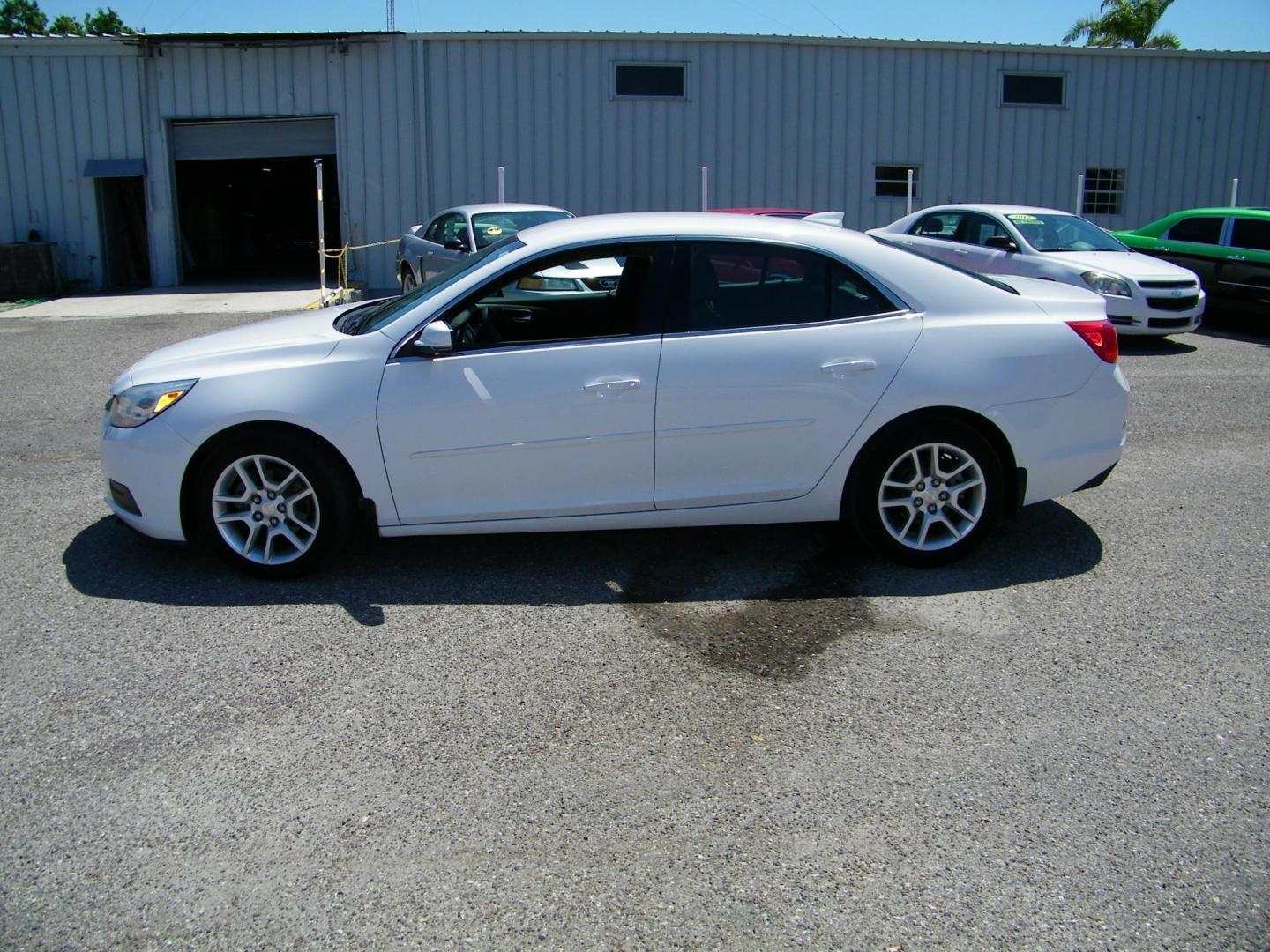 2015 White /Black Chevrolet Malibu 1LT (1G11C5SL7FF) with an 2.5L L4 DOHC 16V engine, 6-Speed Automatic transmission, located at 4000 Bee Ridge Road, Sarasota, FL, 34233, (941) 926-0300, 27.298664, -82.489151 - Photo#1
