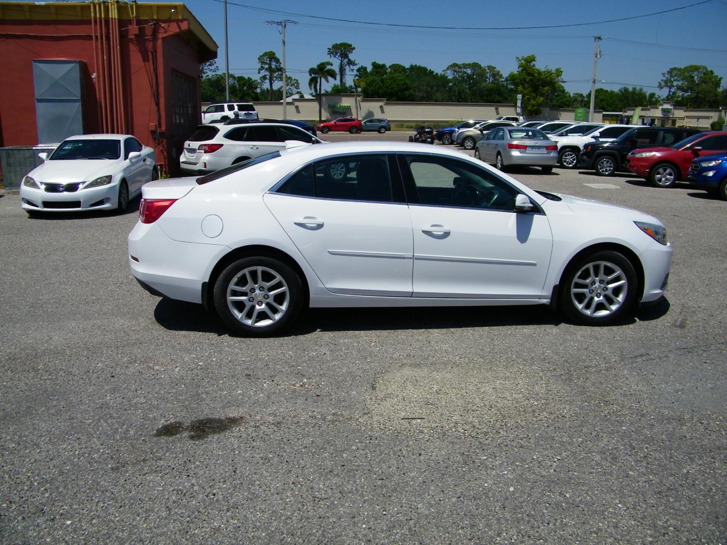 2015 White /Black Chevrolet Malibu 1LT (1G11C5SL7FF) with an 2.5L L4 DOHC 16V engine, 6-Speed Automatic transmission, located at 4000 Bee Ridge Road, Sarasota, FL, 34233, (941) 926-0300, 27.298664, -82.489151 - Photo#5