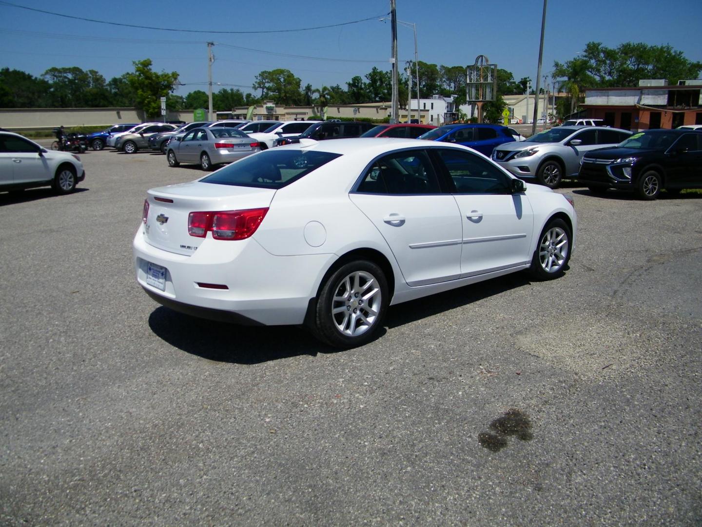 2015 White /Black Chevrolet Malibu 1LT (1G11C5SL7FF) with an 2.5L L4 DOHC 16V engine, 6-Speed Automatic transmission, located at 4000 Bee Ridge Road, Sarasota, FL, 34233, (941) 926-0300, 27.298664, -82.489151 - Photo#4