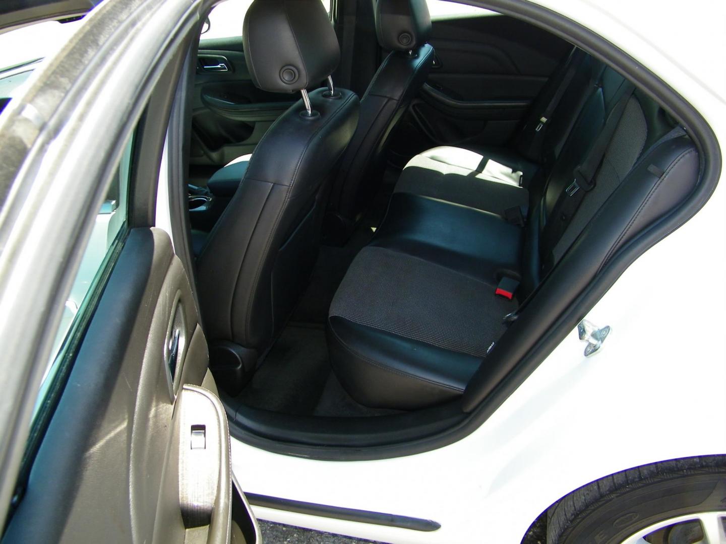 2015 White /Black Chevrolet Malibu 1LT (1G11C5SL7FF) with an 2.5L L4 DOHC 16V engine, 6-Speed Automatic transmission, located at 4000 Bee Ridge Road, Sarasota, FL, 34233, (941) 926-0300, 27.298664, -82.489151 - Photo#8